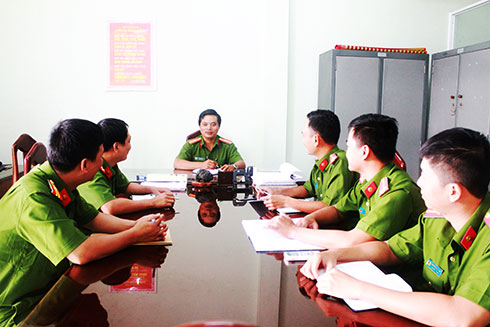 Thiếu tá Nguyễn Thế Minh (giữa)  họp bàn phương án tác chiến cùng đồng đội.