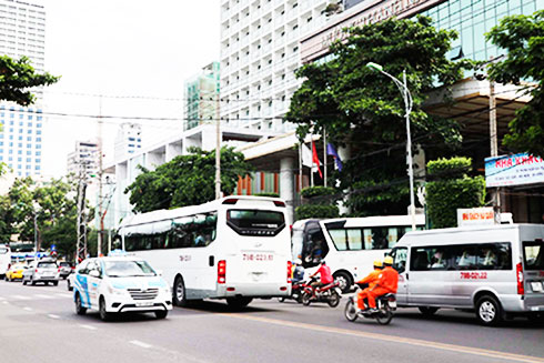  Khu vực khách sạn Mường Thanh (60 Trần Phú) thường xuyên xảy ra ùn tắc giao thông giờ cao điểm.