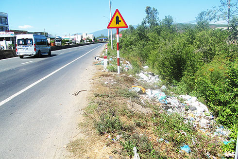 Một điểm rác tự phát tại khu vực Kho dự trữ lương thực quốc gia.