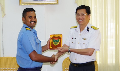 Đại tá Nguyễn Đức Nam tặng quà lưu niệm cho chuyên gia Ấn Độ.