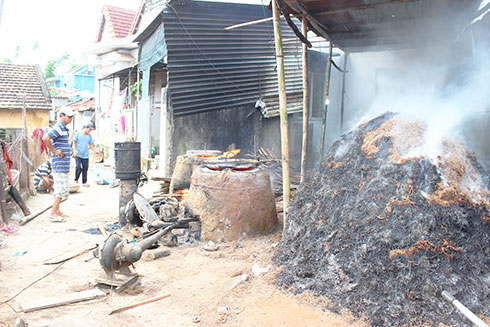 Nấu đồng trong khu dân cư Phú Lộc Tây gây ô nhiễm  môi trường do khói và bụi. 