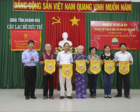 Ban tổ chức tặng cờ lưu niệm cho vận động viên dự hội thao.