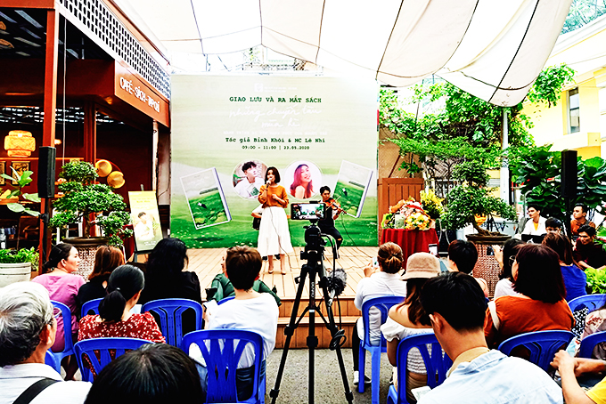 Một tác giả trẻ tổ chức giới thiệu cuốn sách của mình  ở Đường sách TP. Hồ Chí Minh.