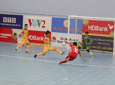 Các cầu thủ Hưng Gia Khang Đăk Lăk (áo đỏ) có trận đấu xuất thần trước đối thủ Quảng Nam.