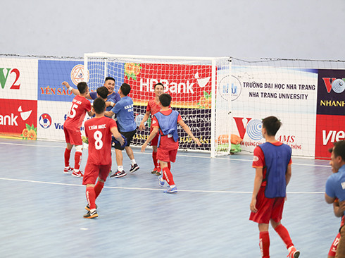 Niềm vui của các cầu thủ, ban huấn luyện Hưng Gia Khang Đăk Lăk sau trận thắng đầu tiên của mình.