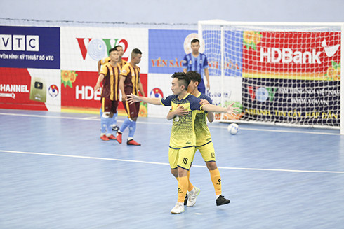 Các cầu thủ Cao Bằng (áo vàng) có trận hòa đáng tiếc trước VietFootball.