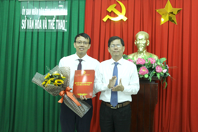 Ông Nguyễn Tấn Tuân trao quyết định và tặng hoa chúc mừng ông Nguyễn Thanh Hà.