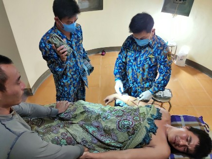 Quân y đảo Đá Lớn xử lý vết thương cho bệnh nhân Trung.