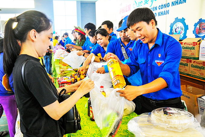 Tỉnh đoàn - Hội Liên hiệp Thanh niên Việt Nam tỉnh tổ chức hoạt động hỗ trợ thanh niên,  công nhân có hoàn cảnh khó khăn tại Khu Công nghiệp Suối Dầu.