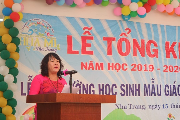 Cô Bùi Thị Thu Hà - Hiệu trưởng nhà trường phát biểu tại lễ tổng kết. 