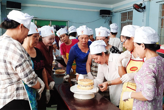 Một buổi dạy nghề làm bánh cho hội viên có hoàn cảnh khó khăn của hội phụ nữ cơ sở.
