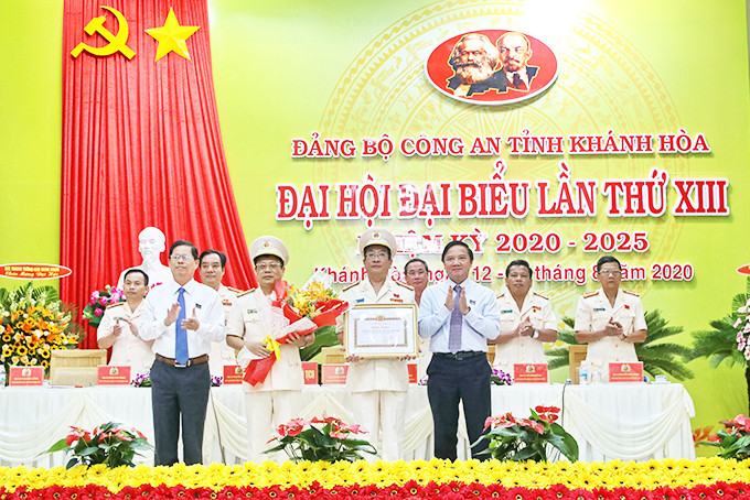 zzĐồng chí Nguyễn Khắc Định và đồng chí Nguyễn Tấn Tuân trao bằng khen cho Ban Chấp hành Đảng bộ Công an tỉnh, nhiệm kỳ 2015 - 2020.