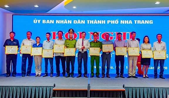 Ông Nguyễn Sỹ Khánh - Phó Chủ tịch UBND TP. Nha Trang trao giấy khen cho các tập thể. 