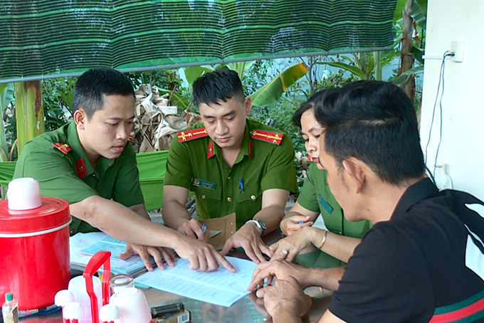 Đội Cảnh sát quản lý hành chính Công an huyện Diên Khánh hỗ trợ lực lượng công an xã xác minh những thông tin sai lệch trong phiếu thu thập thông tin dân cư.