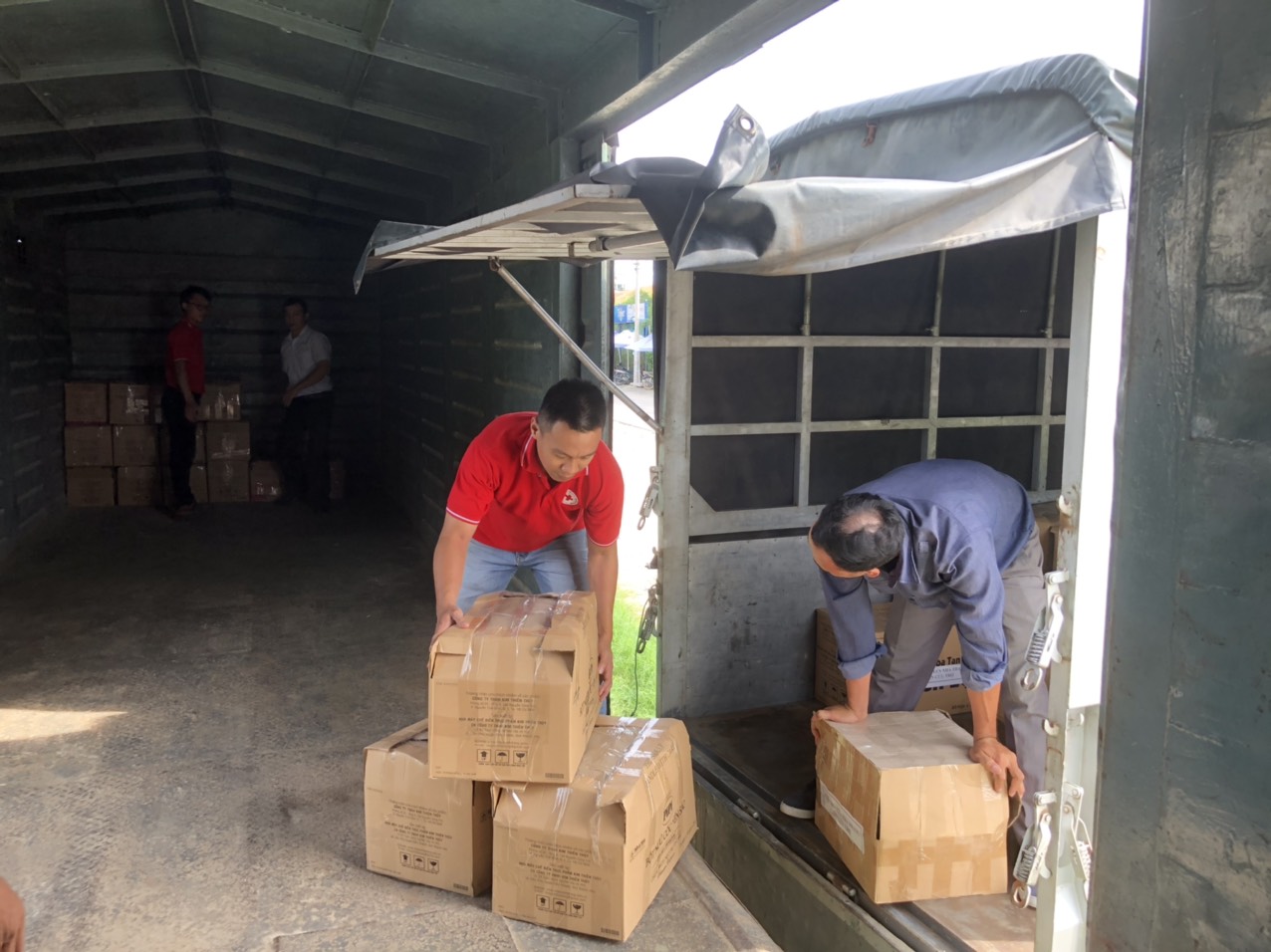 Hội viên hội chữ thập đỏ tỉnh Khánh Hoà đưa hàng cứu trợ lên tàu chuyển ra Quảng Bình