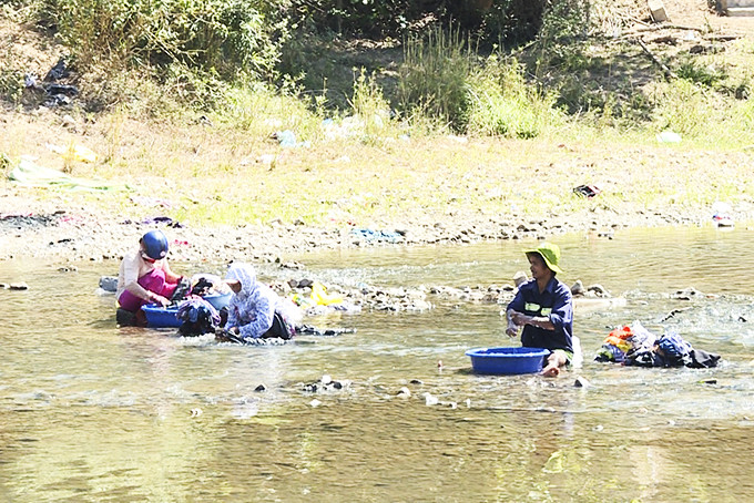 Người dân xã Khánh Bình có thói quen dùng nước sông Chò để sinh hoạt. 
