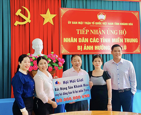 Hội môi giới bất động sản Khánh Hòa trao 50 triệu đồng cho Ủy ban Mặt trận tổ quốc Việt Nam tỉnh