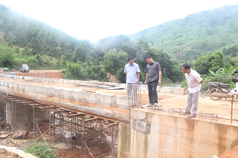 Lãnh đạo UBND huyện Khánh Sơn kiểm tra công trình thi công cầu Kô Róa (xã Sơn Lâm) trước bão số 9