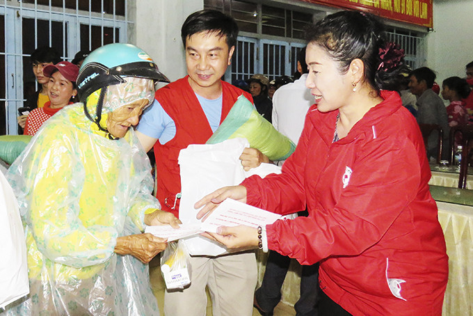 Hội Chữ thập đỏ tỉnh Đồng Nai tặng quà cho người dân xã Vạn Bình.  