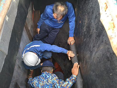 Cán bộ, nhân viên âu tàu đảo Sinh Tồn khắc phục sự cố cho tàu cá QNg 96739 TS.