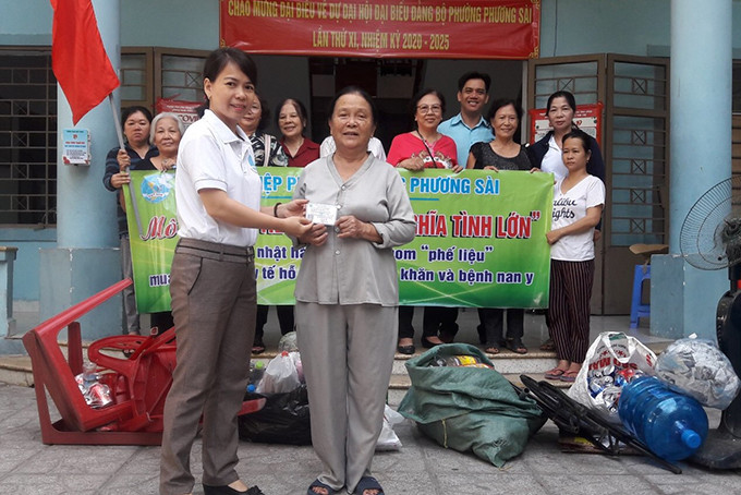 Phụ nữ phường Phương Sài (TP. Nha Trang) gom phế liệu gây quỹ tiết kiệm mua thẻ bảo hiểm y tế tặng phụ nữ có hoàn cảnh khó khăn.