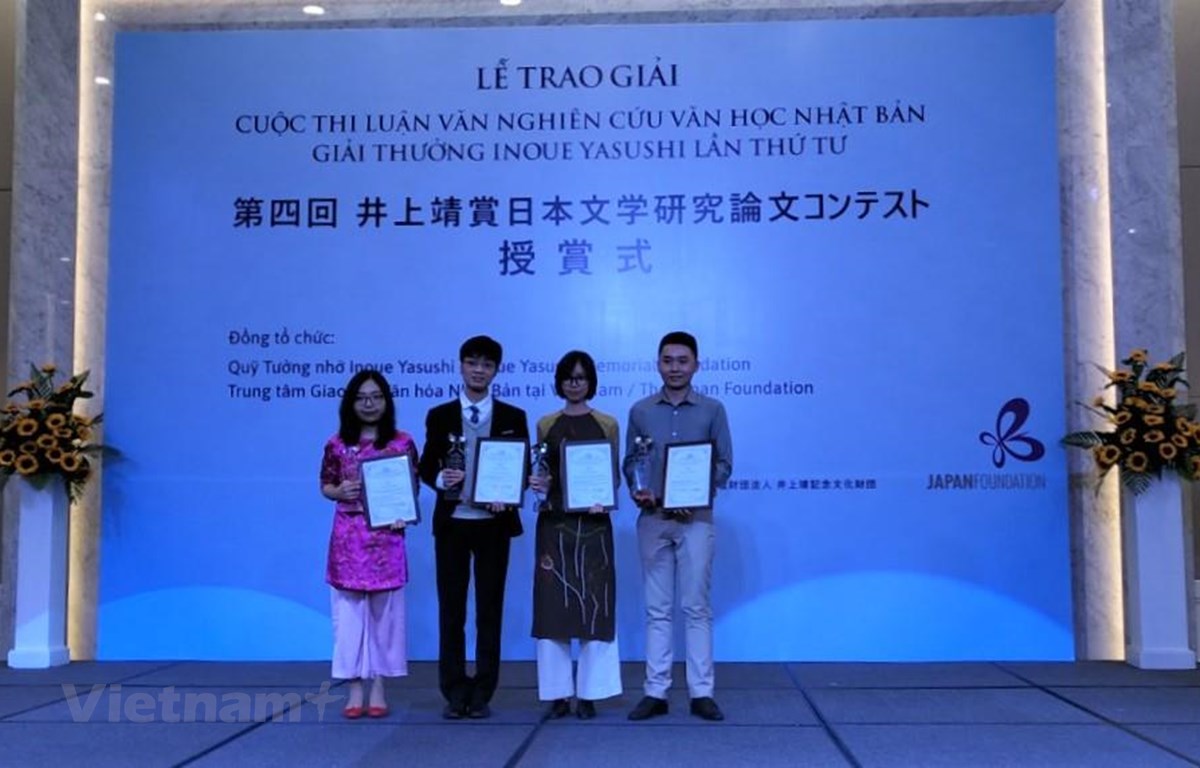Các tác giả nhận giải thưởng Inoue Yasushi cho các luận văn nghiên cứu của mình. (Ảnh: Minh Thu/Vietnam+)