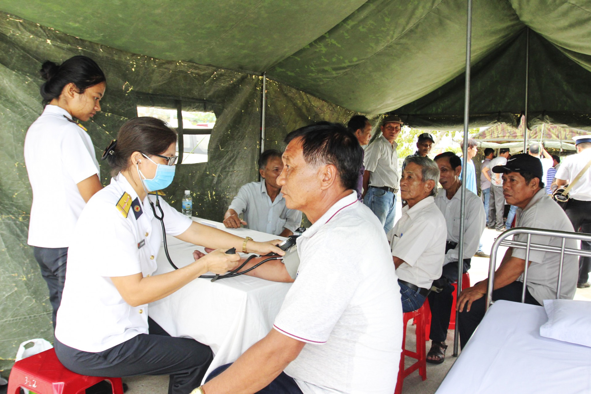 Các y, bác sĩ của Học viện Hải quân khám bệnh, phát thuốc miễn phí cho ngư dân TP. Nha Trang.