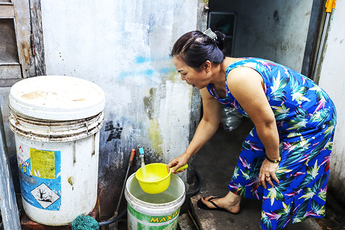 Một hộ dân bơm nước sinh hoạt để sử dụng tại chợ Phước Thái.