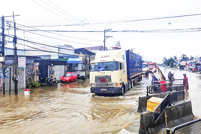 Quốc lộ 1 qua địa bàn TP. Cam Ranh thường xuyên bị ngập nước vào mùa mưa lũ. 
