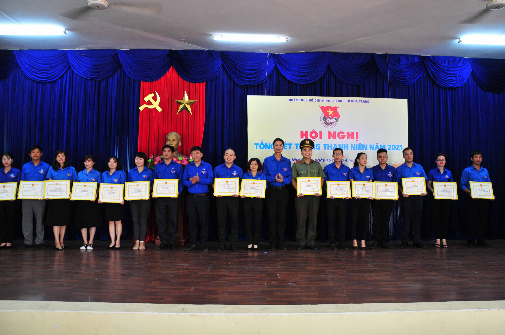 Lãnh đạo Thành đoàn Nha Trang trao khen thưởng của UBND thành phố cho các cá nhân xuất sắc
