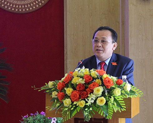 Ông Lê Hữu Hoàng trình bày Báo cáo tổng kết hoạt động nhiệm kỳ 2016-2021 của UBND tỉnh. 