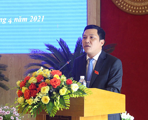 Ông Nguyễn Thành Trung thay mặt Thường trực HĐND tỉnh trình bày Báo cáo công tác nhiệm kỳ 2016-2021 của Thường trực HĐND tỉnh. 