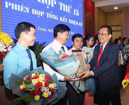 Ông Lê Hữu Hoàng trao bằng khen của Chủ tịch UBND tỉnh cho tập thể Báo Khánh Hòa