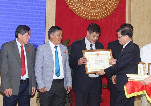 Chủ tịch UBND tỉnh Nguyễn Tấn Tuân trao bằng khen cho đại biểu Nguyễn Thanh Lâm