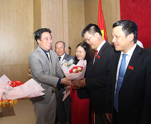 Ông Nguyễn Khắc Toàn - Phó Bí thư Thường trực Tỉnh ủy tặng hoa cho các vị đại biểu HĐND tỉnh không tiếp tục tham gia ứng cử nhiệm kỳ mới
