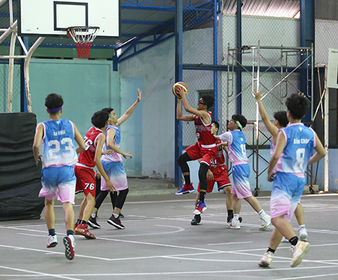 Thi đấu môn bóng rổ.