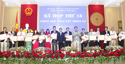 Ông Nguyễn Khắc Toàn và ông Nguyễn Tấn Tuân trao bằng khen cho các cá nhân.