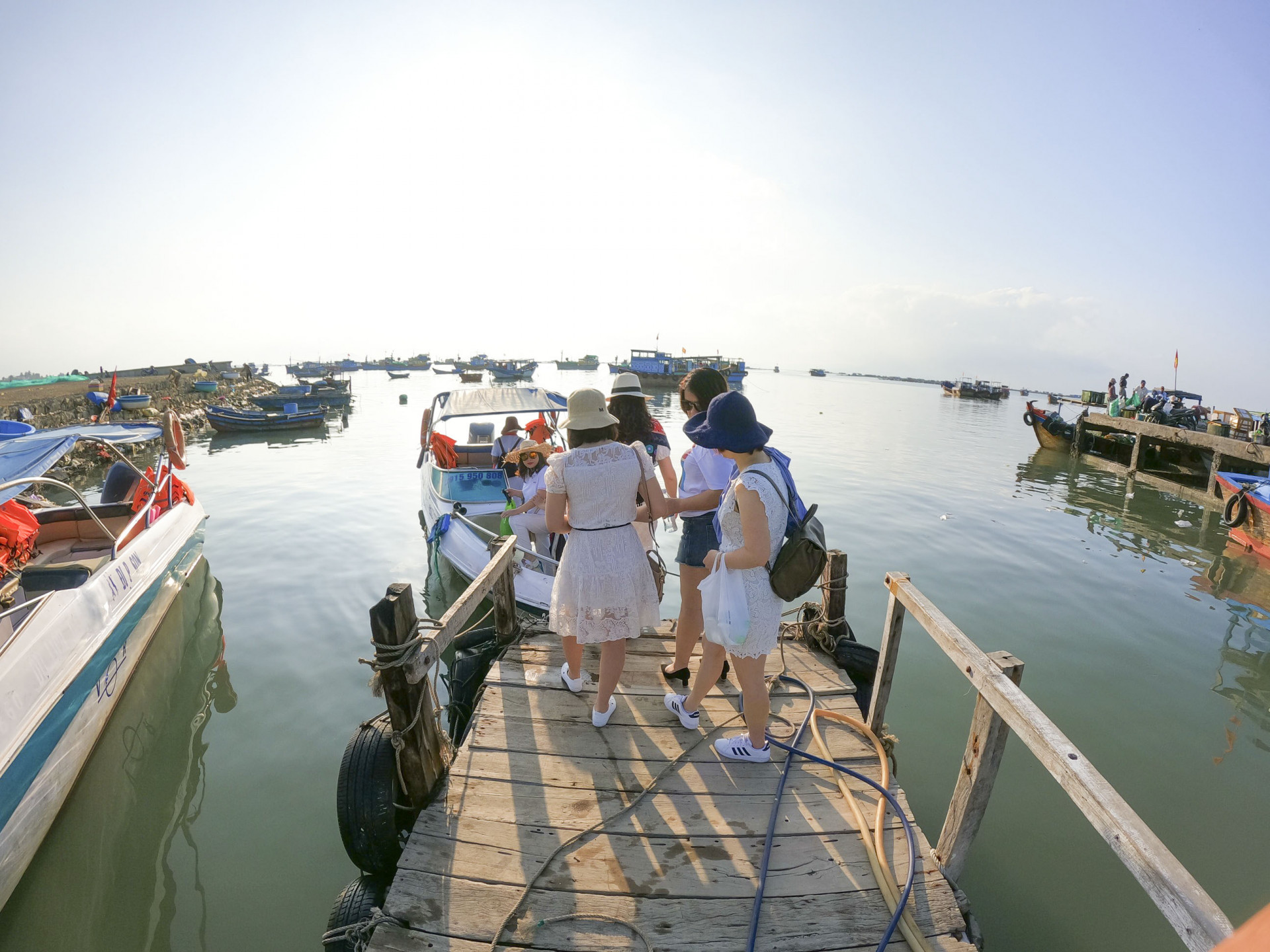 Từ cảng Vạn Giã, du khách bắt đầu hành trình trải nghiệm Điệp Sơn bằng cano.