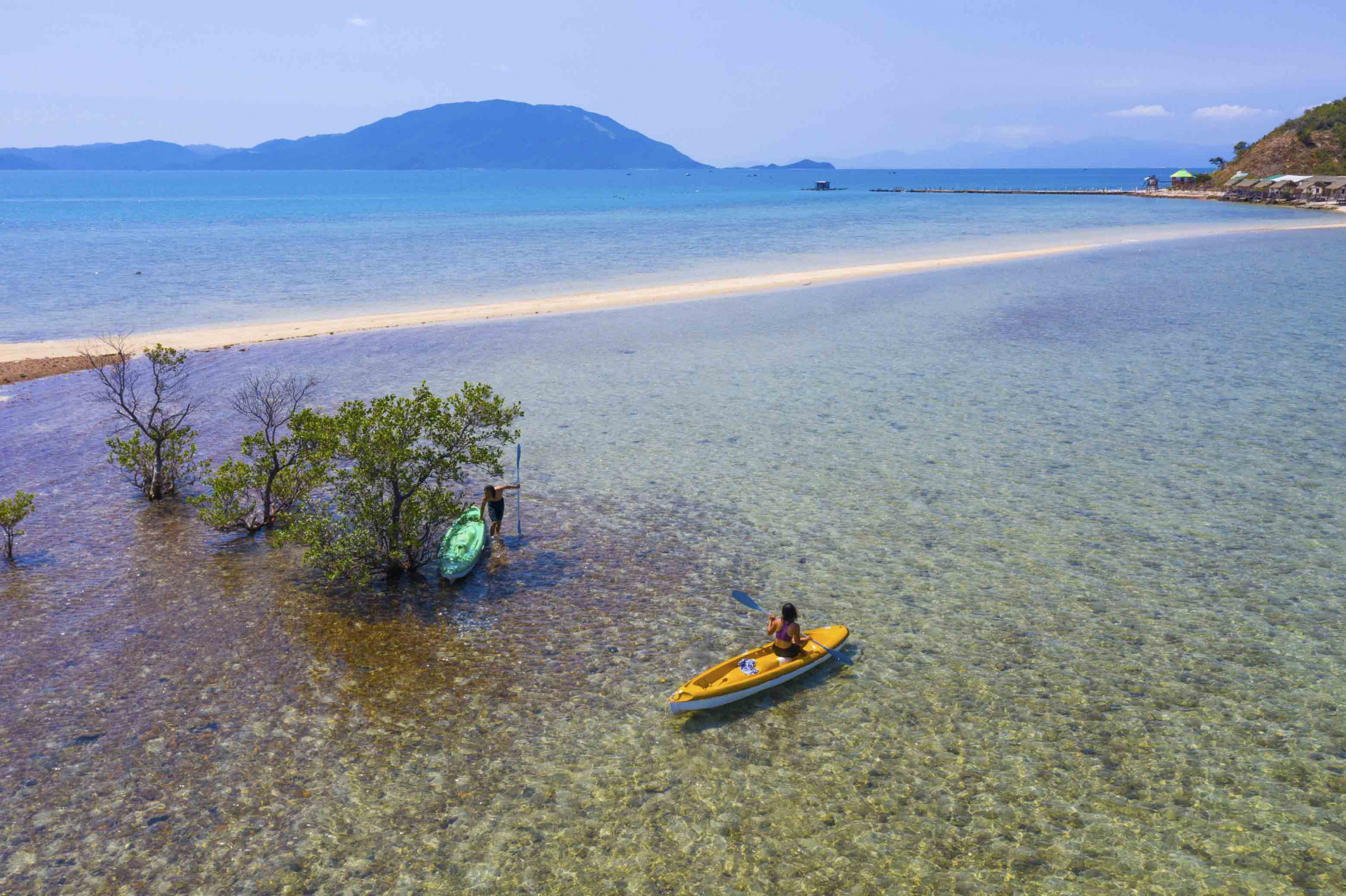 Du khách thư giãn với thuyền kayak (ảnh Lê Thế Thắng).