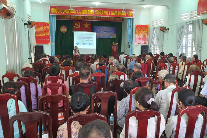 Một buổi tuyên truyền về bảo hiểm xã hội tự nguyện cho người dân tổ dân phố 2 Phước Thọ, phường Phước Hòa, Nha Trang.