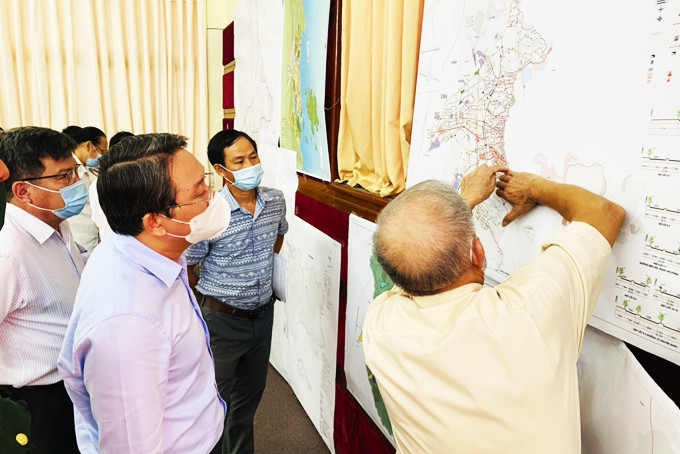 Bí thư Tỉnh ủy Nguyễn Hải Ninh lắng nghe các chuyên gia trình bày phản biện về điều chỉnh quy hoạch chung TP. Nha Trang.