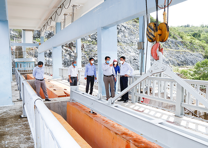 Lãnh đạo tỉnh Khánh Hòa kiểm tra hệ thống van xả lũ tại hồ chứa nước Tà Rục (Cam Lâm) vào ngày 21-10 