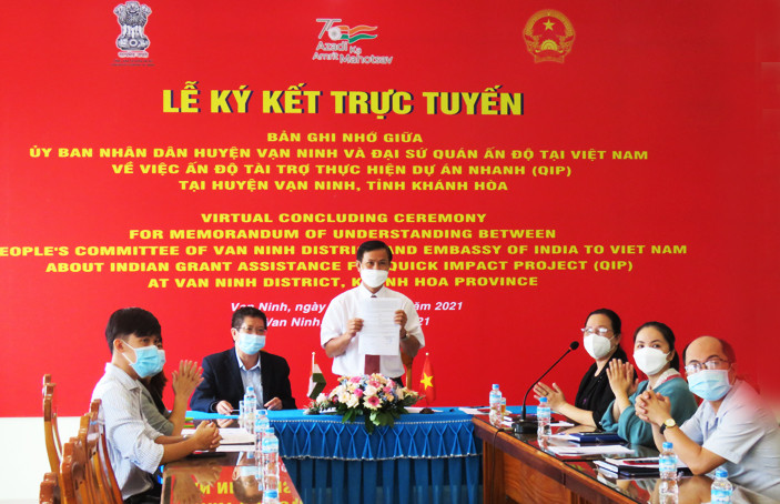 Ông Trần Ngọc Khiêm thay mặt UBND huyện Vạn Ninh ký bản ghi nhớ.