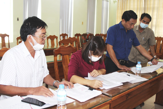 Đại diện Sở Lao động - Thương binh và Xã hội kiểm tra, giám sát công tác điều tra, rà soát hộ nghèo tại huyện Vạn Ninh.