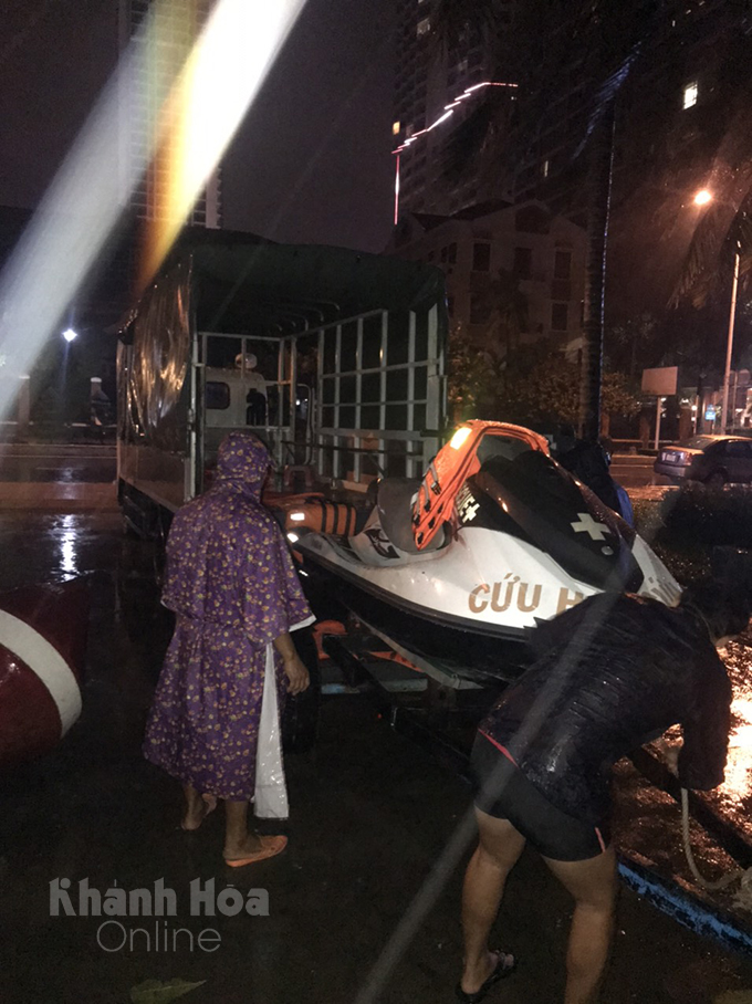 Ban Quản lý vịnh Nha Trang cử lực lượng và đưa mô tô nước (jesky) hỗ trợ xã Vĩnh Trung để làm công tác cứu hộ