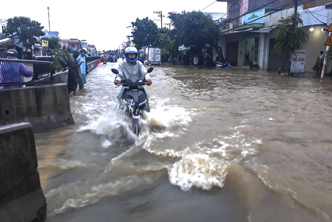 Quốc lộ 1 qua địa bàn TP. Cam Ranh bị ngập nặng mỗi khi mưa lớn kéo dài.