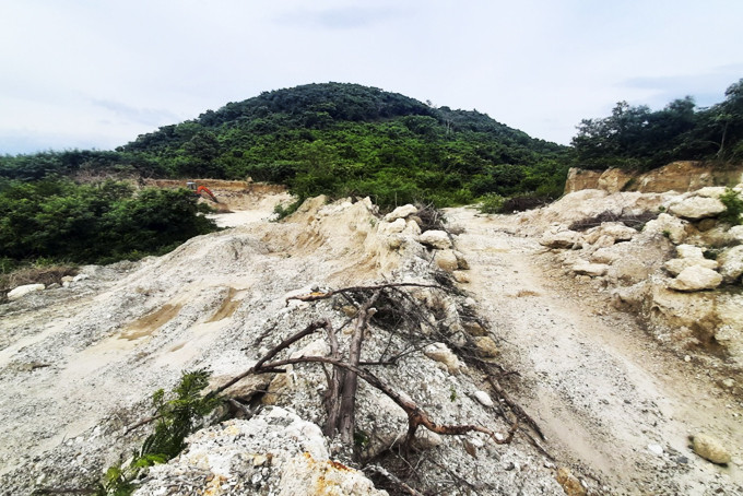 Một khu vực khai thác đất trái phép ở núi Cấm (phường Ninh Hải).
