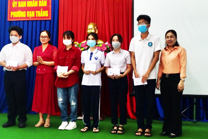 Vừa qua, UBMTTQ Việt Nam phường Vạn Thắng (TP. Nha Trang) tổ chức hội nghị sơ kết thực hiện nhiệm vụ 6 tháng đầu năm và tặng quà cho các học sinh, sinh viên nghèo vượt khó trên địa bàn phường.