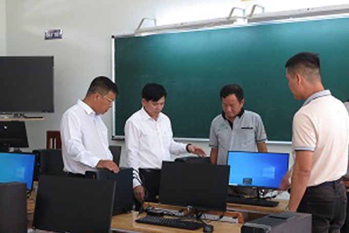Ông Võ Hoàn Hải - Giám đốc Sở Giáo dục và Đào tạo Khánh Hòa (bên trái) cùng các đại biểu tham quan phòng máy tính của nhà trường.