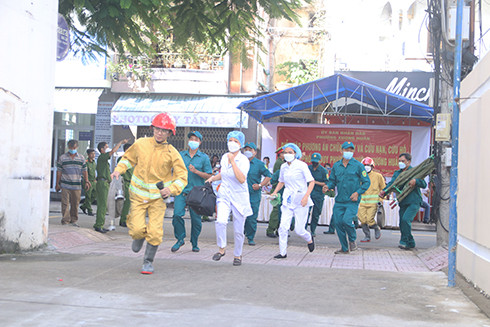 Lực lượng chữa cháy cơ sở, y tế khẩn trương tiếp cận hiện trường tham gia dập lửa, cứu người bị nạn